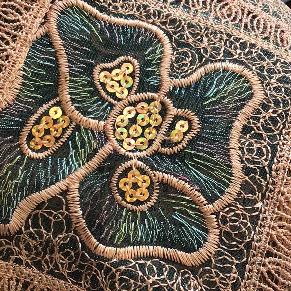 Beautiful table runner - Picture 10 of 14